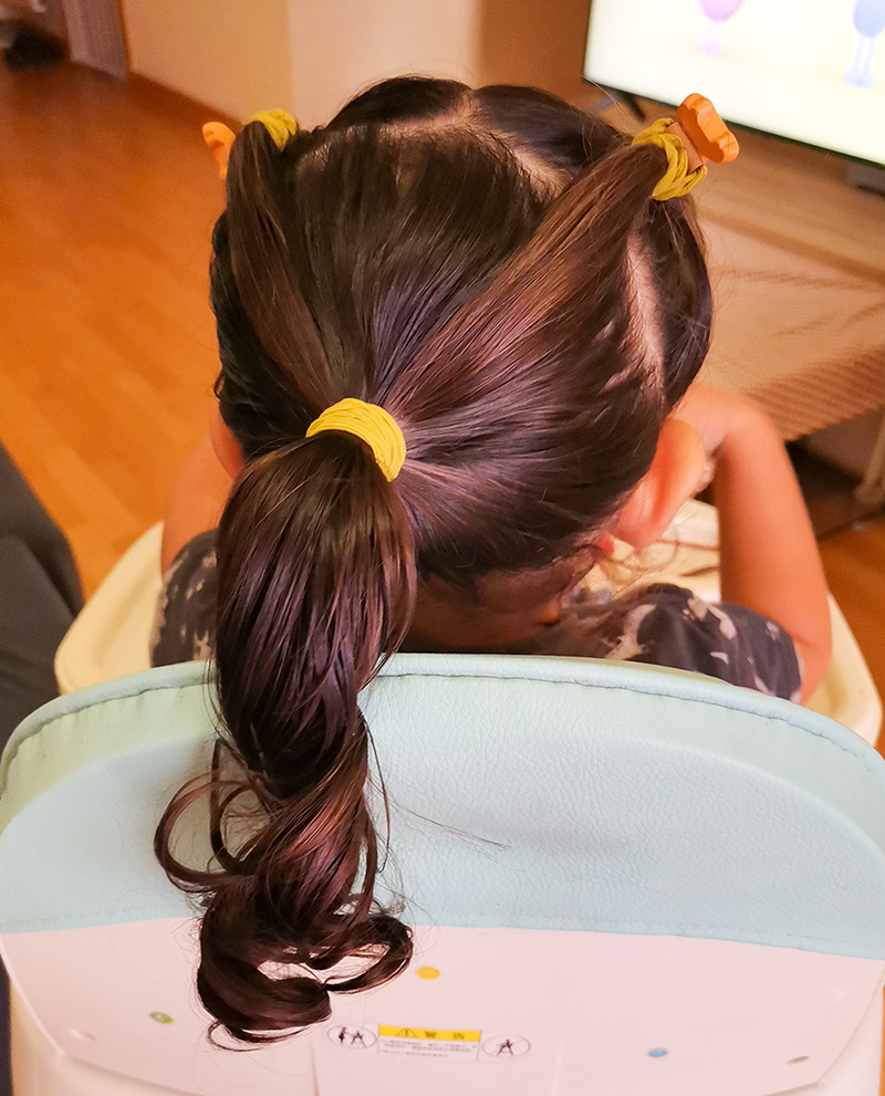 dos coletas unida en una coleta baja, peinado para niñas con cabello largo, peinados con coleteros de cocodrilo, accesorios de pelo bebés